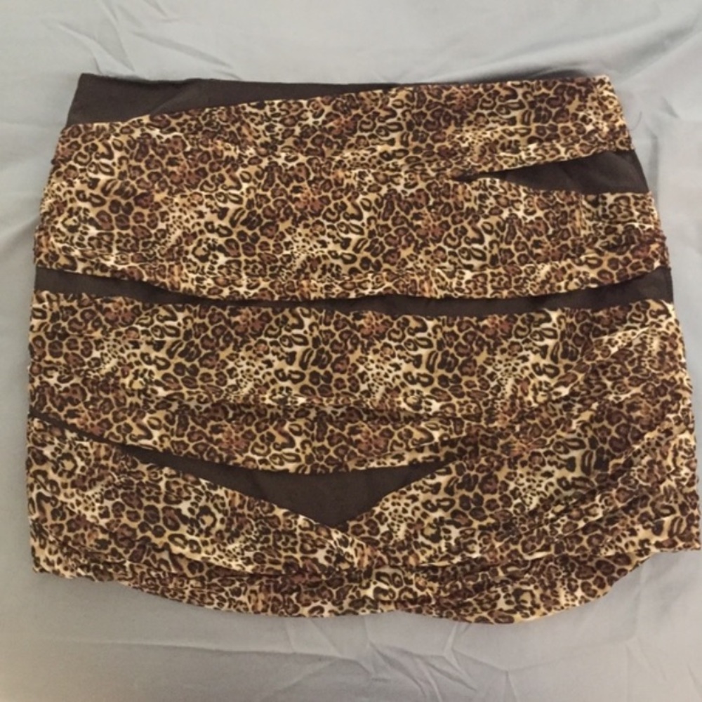 BEBE LEOPARD MINI SKIRT Size Large 💕